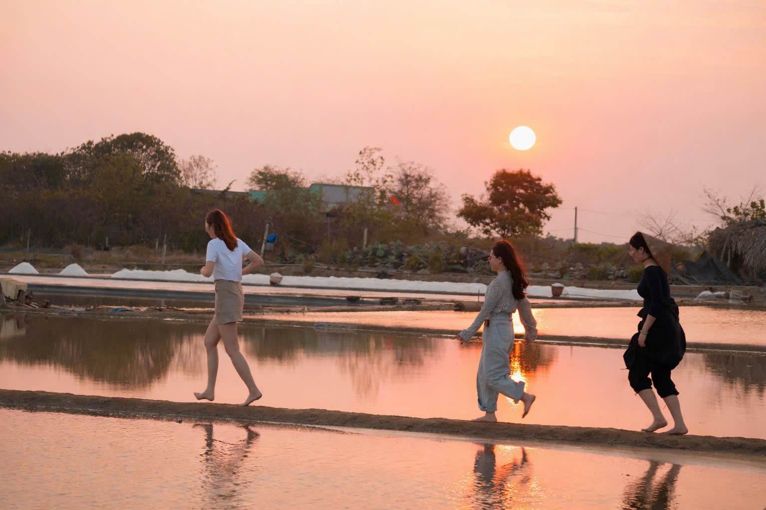 Các bạn trẻ tung tăng từ ô ruộng muối này sang ô ruộng muối kia