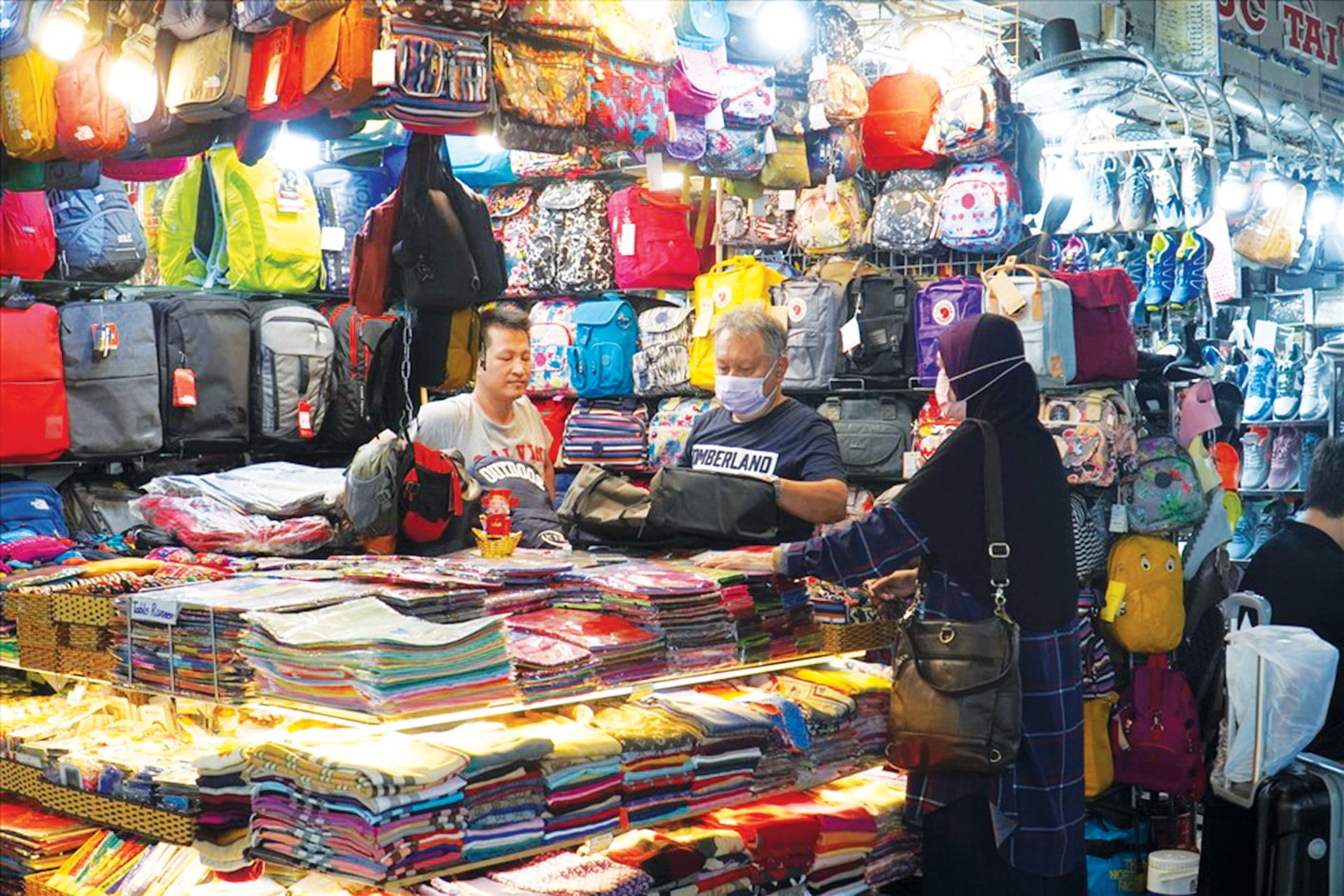 Các địa điểm tham quan, du lịch ở TPHCM như Bưu điện Thành phố, Chợ Bến Thành thu hút đông đảo du khách ghé đến