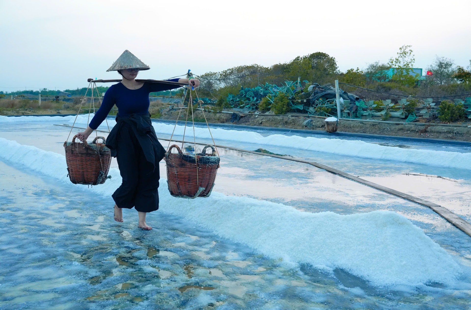 Du khách trải nghiệm gánh muối