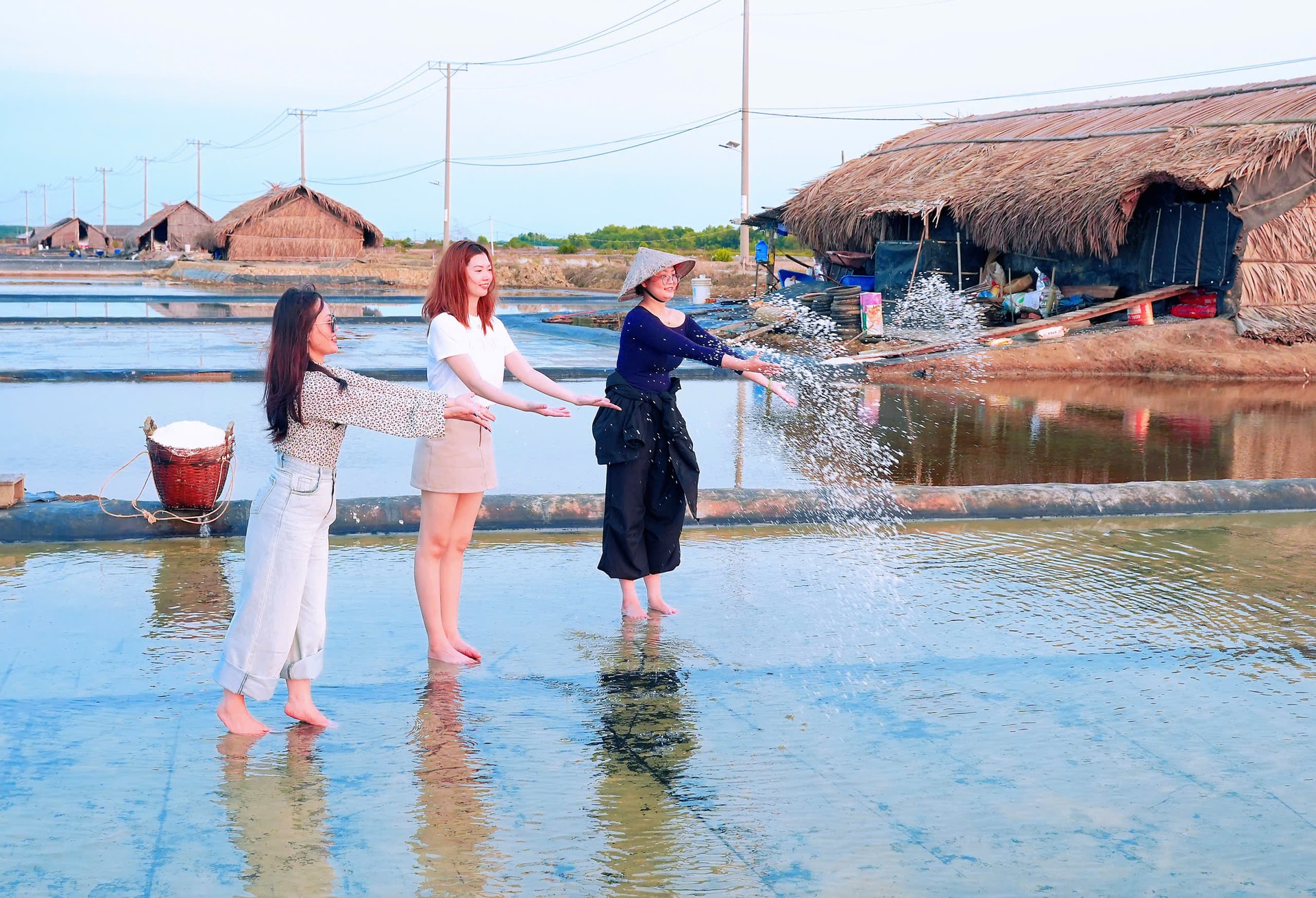 Du khách trải nghiệm rải muối mồi trên ruộng