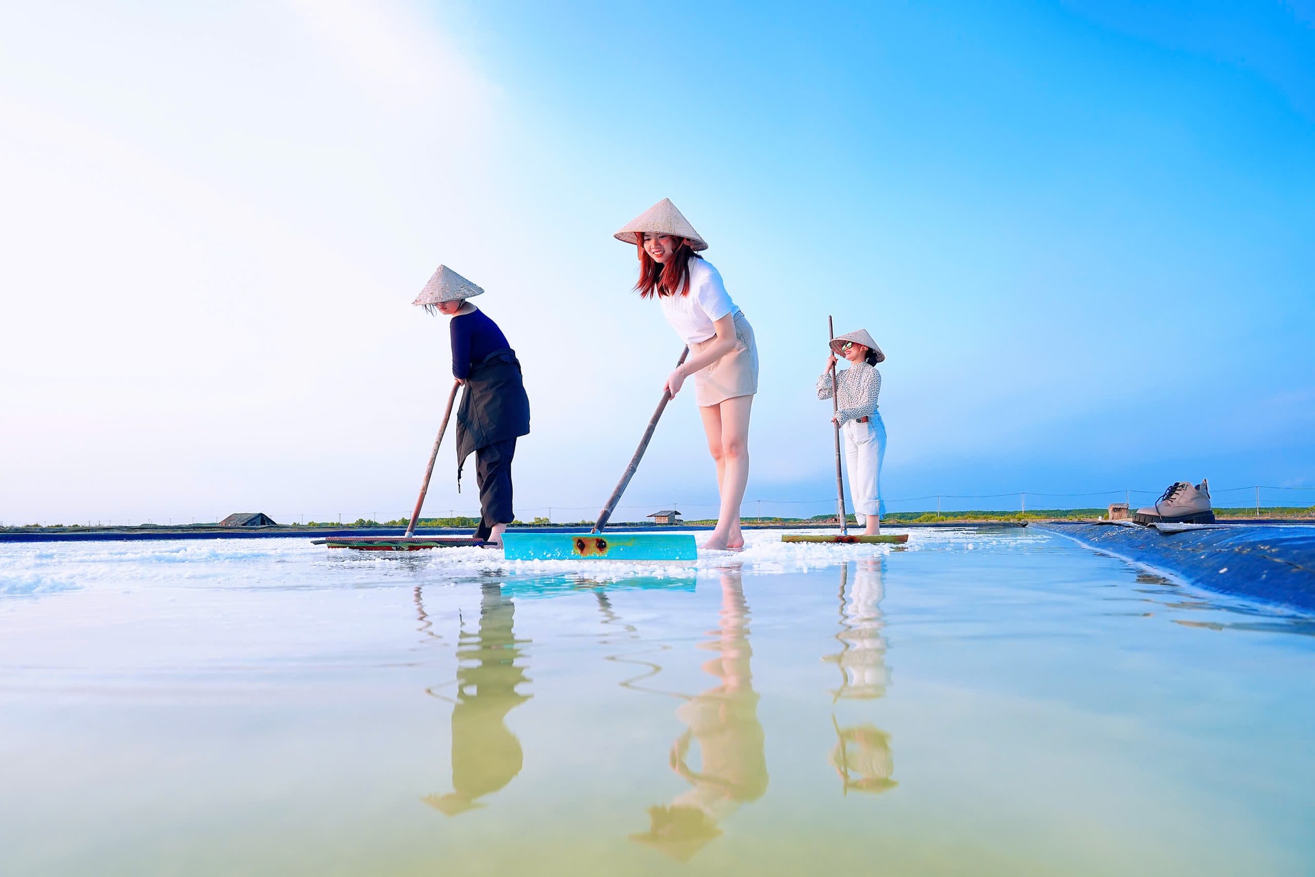 Du khách trải nghiệm trên cánh đồng muối Lý Nhơn