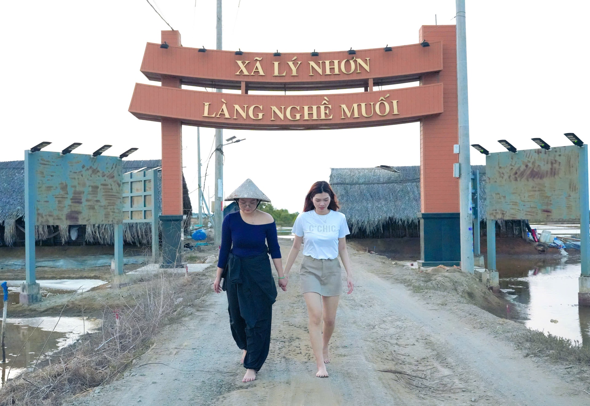 Làng nghề muối Lý Nhơn đang thu hút các bạn trẻ đến trải nghiệm làm diêm dân