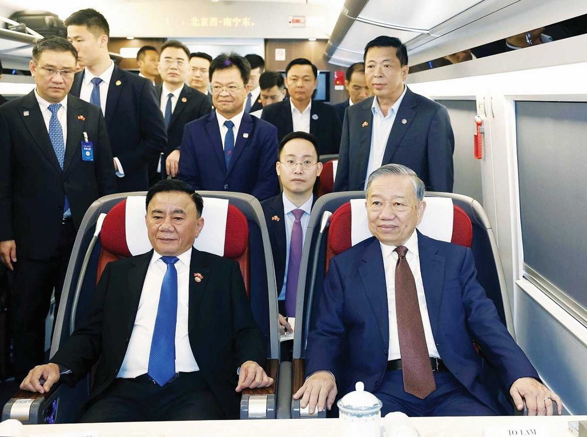 Lãnh đạo doanh nghiệp ngành đường sắt Trung Quốc tháp tùng Tổng Bí thư, Chủ tịch nước Tô Lâm trên tàu cao tốc đi thăm thành phố Nam Ninh ngày 16_4. Ảnh- TTXVN