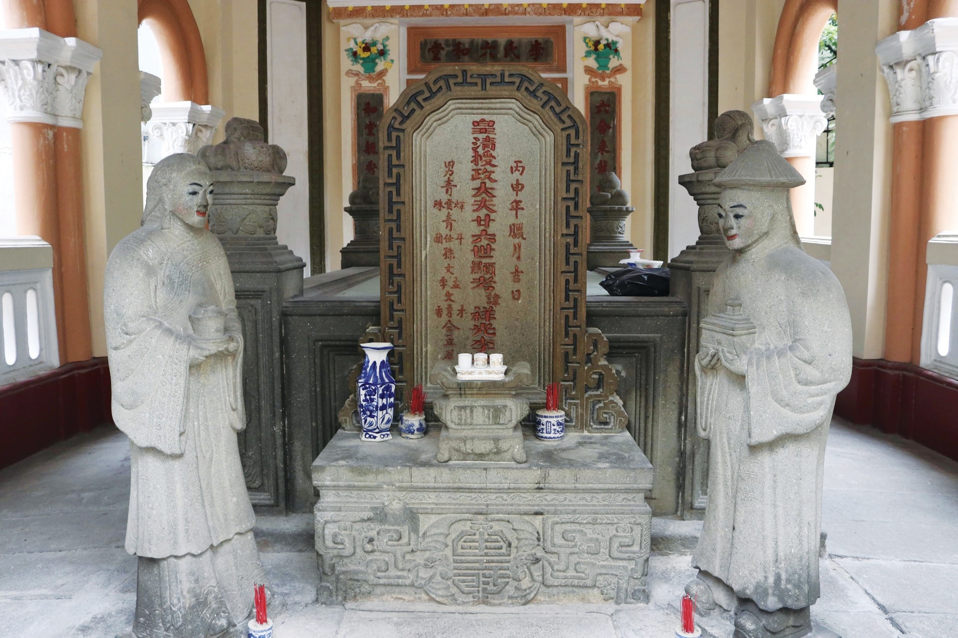 Bia mộ bá hộ Xường với 2 tượng đá đứng hầu