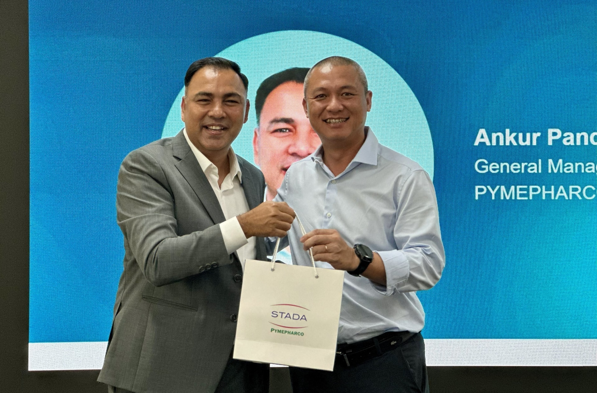 Đại diện DKSH (bên phải) và đại diện STADA Pymepharco (bên trái)