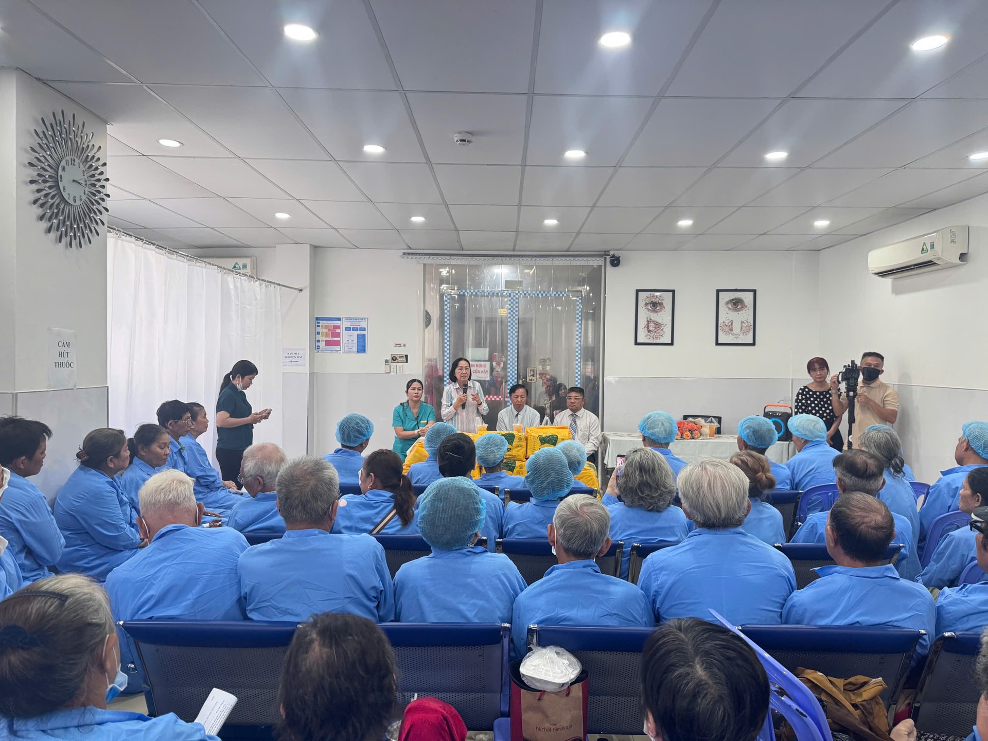 Bà Trương Thị Ánh - Phó Chủ tịch Hội Bảo trợ Bệnh nhân nghèo TP.HCM phát biểu tại chương trình