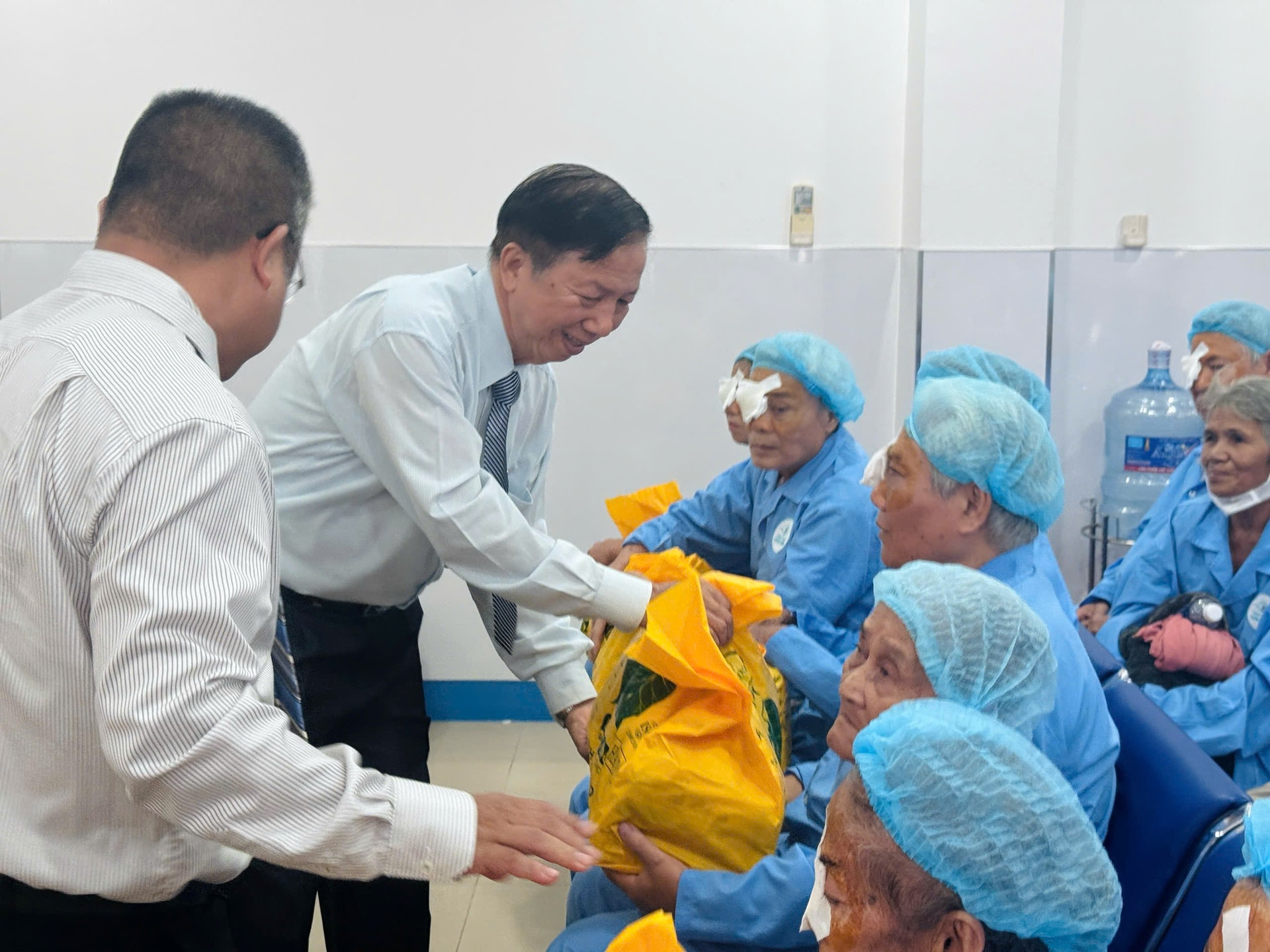 Ông Đặng Quốc Hùng - Chủ tịch HĐQT kiêm Tổng giám đốc Công ty Liên Minh trao quà cho bà con bệnh nhân