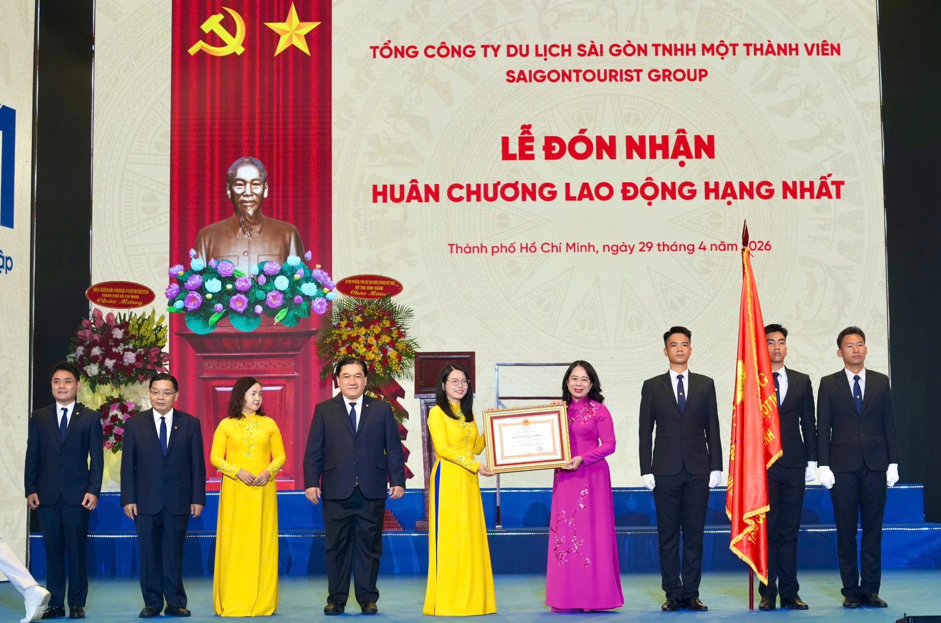 Bà Nguyễn Thị Ánh Hoa - Chủ tịch HĐTV Saigontourist Group đại diện đón nhận Huân chương Lao động hạng Nhất của Chủ tịch nước