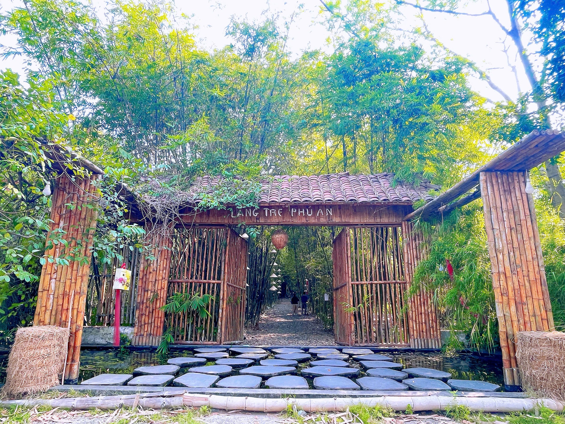 Cổng làng tre Phú An