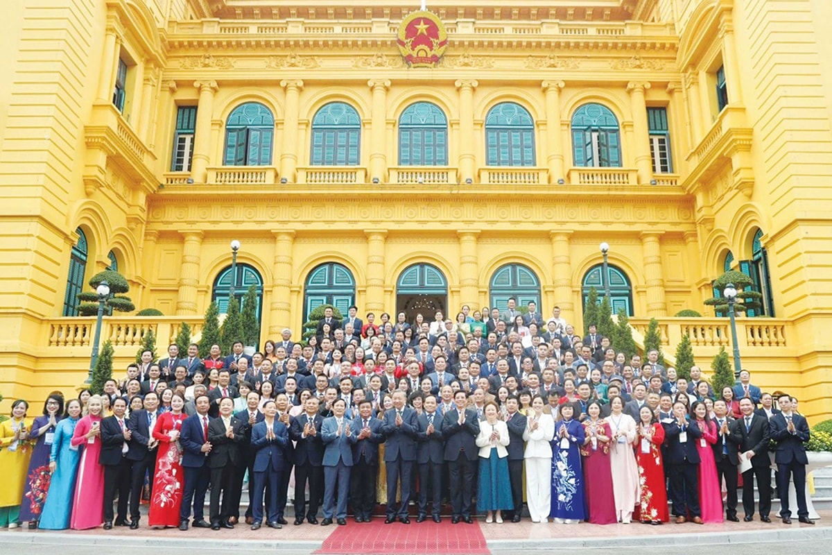 Tổng Bí thư, Chủ tịch nước Tô Lâm chụp ảnh lưu niệm cùng đại diện giới doanh nhân Việt Nam