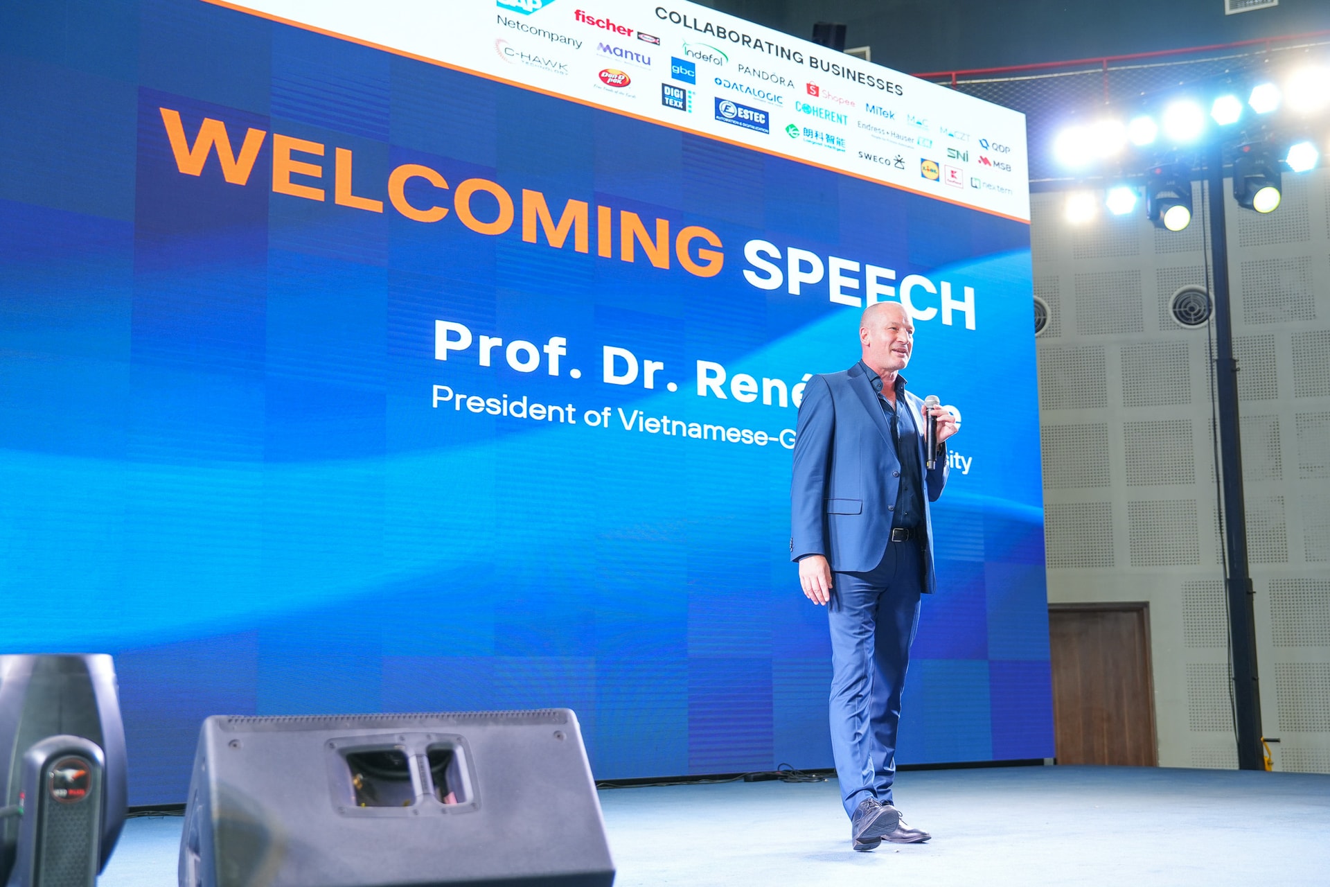 GS.TS. René Thiele, Hiệu trưởng Trường Đại học Việt Đức nhấn mạnh vai trò của trường đại học như một _cầu nối chiến lược_ giữa sinh viên, doanh nghiệp