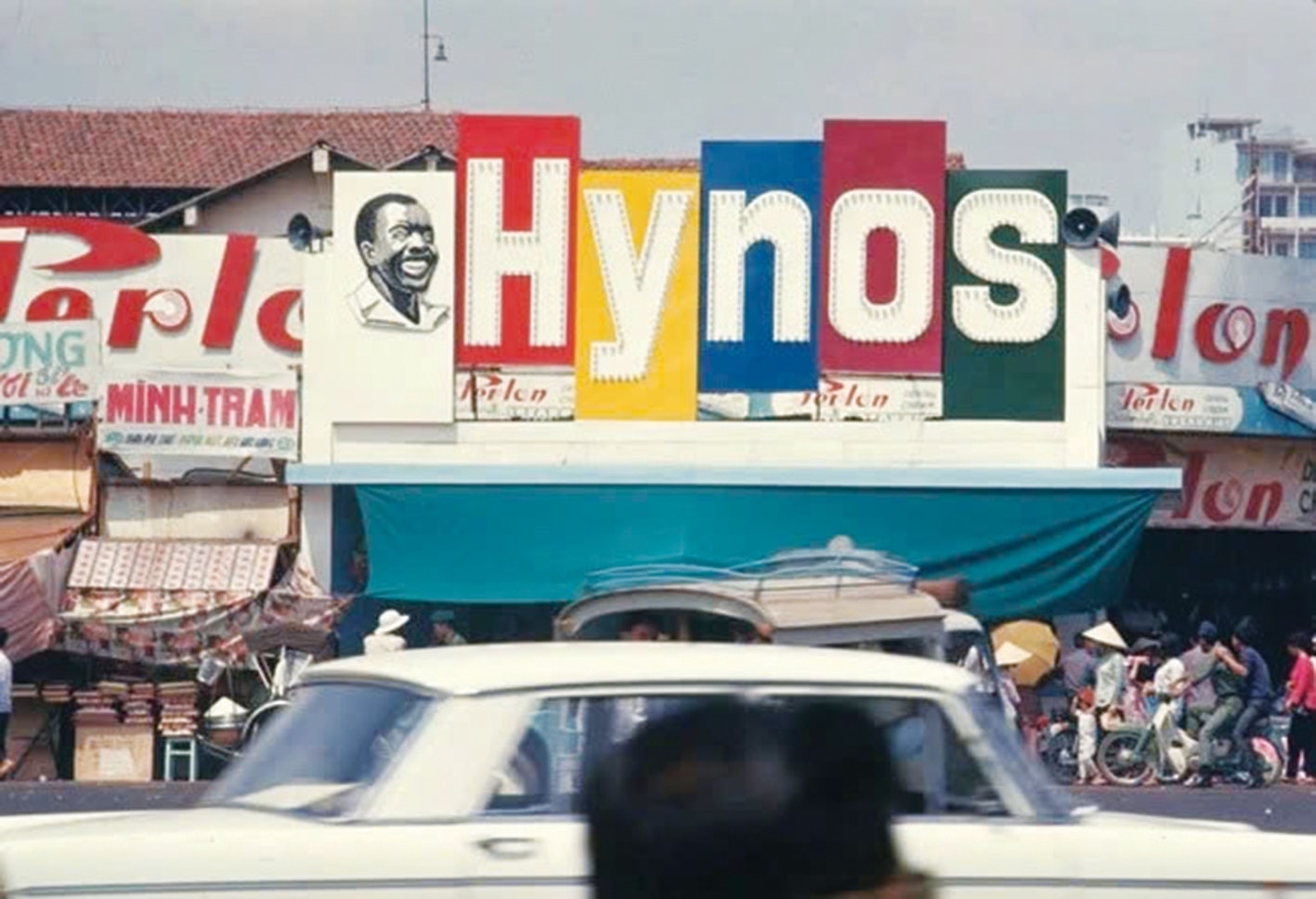 Hình ảnh kem đánh răng Hynos trên khắp phố phường Sài Gòn