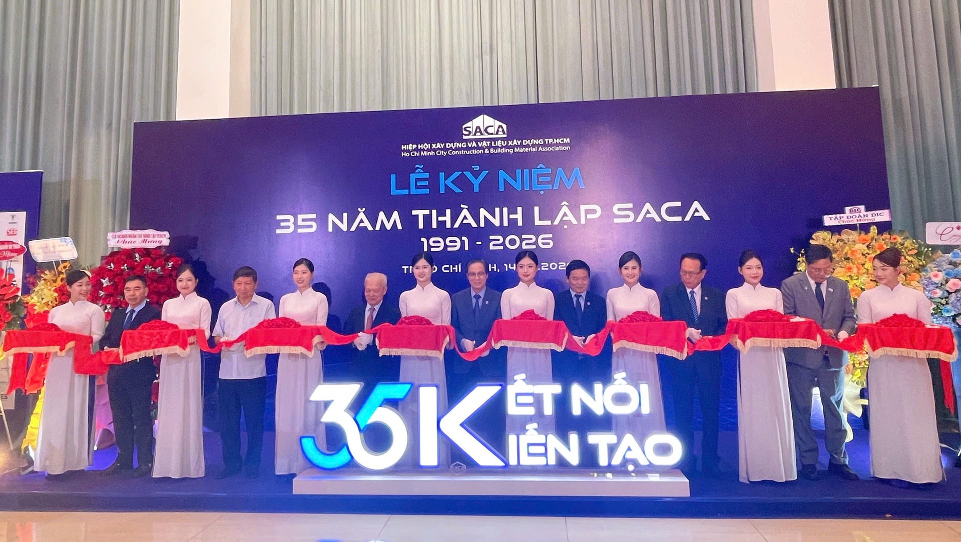 Các đại biểu, khách mời cắt băng khai mạc chương trình kỷ niệm 35 năm SACA sáng ngày 14/5