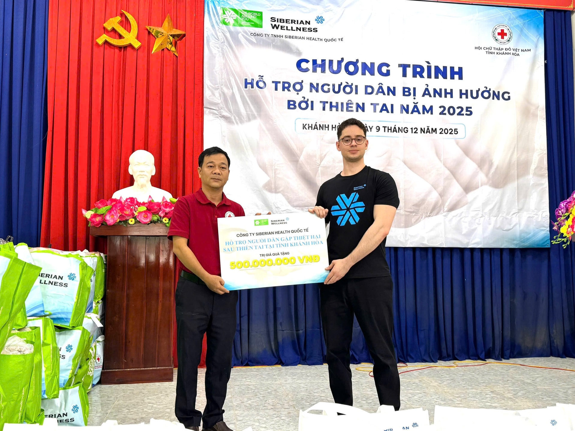 Công ty TNHH Siberian Health Quốc tế hỗ trợ cho người dân chịu ảnh hưởng do thiên tai tại Nha Trang