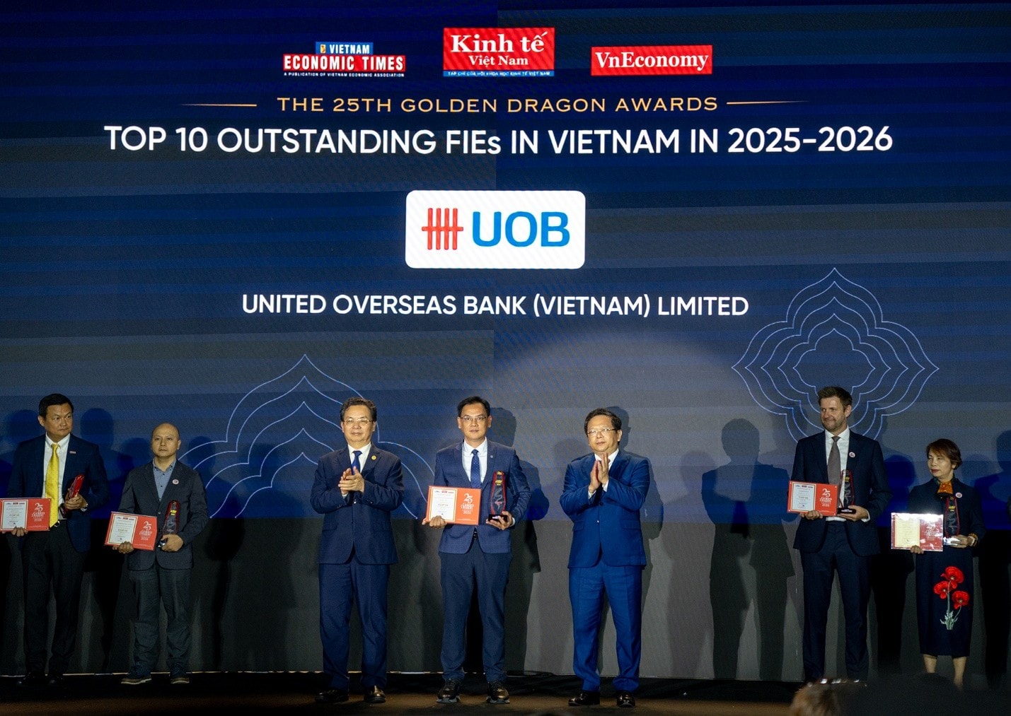Ông Đinh Đức Quang, Giám đốc Khối Kinh doanh tiền tệ, Ngân hàng UOB Việt Nam đại diện Ngân hàng nhận giải Rồng Vàng 2026 – Top 10 Doanh nghiệp FDI tiêu biểu năm 2025-2026