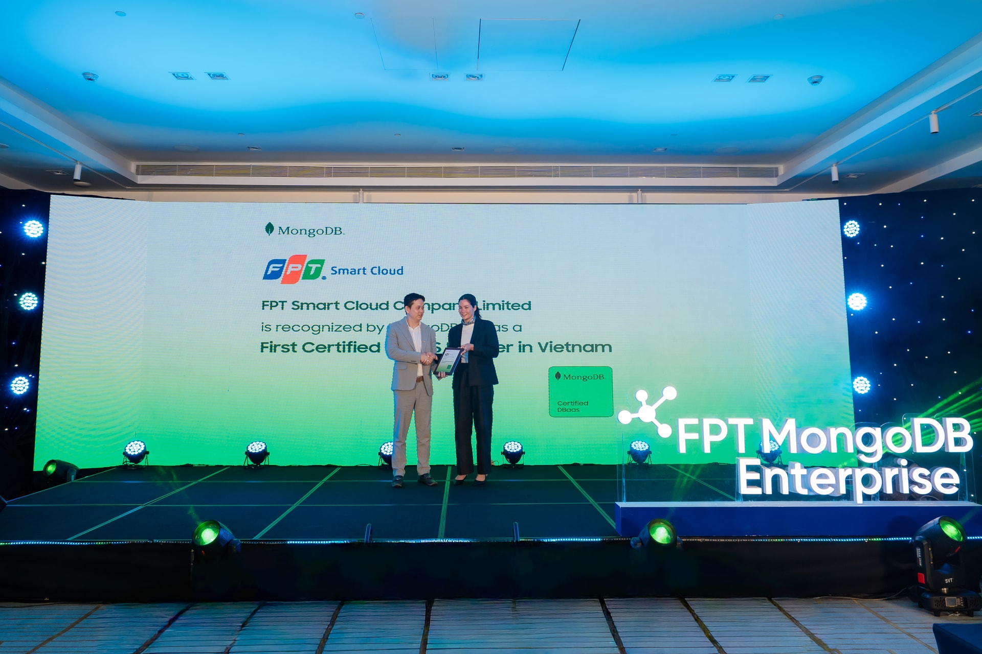 Trao kỷ niệm chương đánh dấu hợp tác giữa FPT Smart Cloud và MongoDB