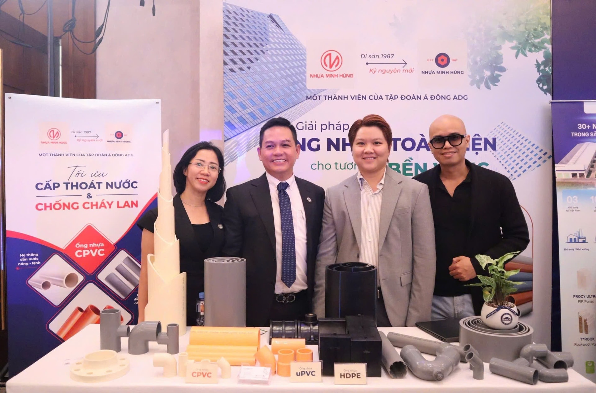 Tại không gian triển lãm SACA, gian hàng Nhựa Minh Hùng trưng bày các loại đường ống phục vụ hạ tầng và công nghiệp.