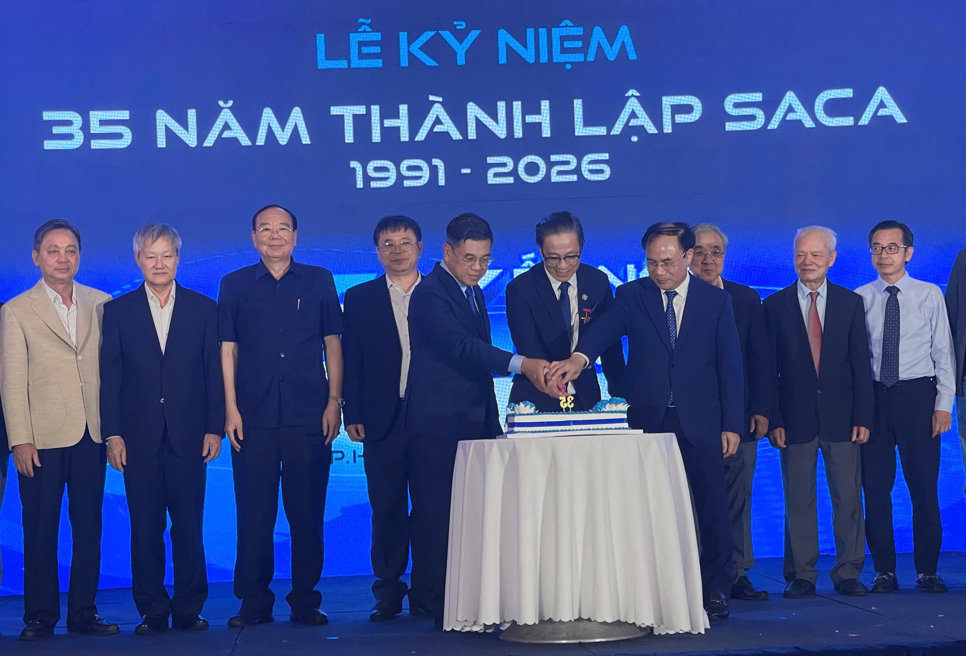 Các đại biểu, khách mời cùng cắt bánh mừng SACA tròn 35 năm