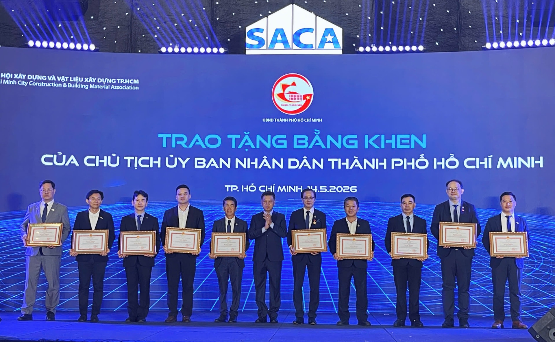 UBND TP.HCM cũng trao bằng khen cho tập thể SACA cùng nhiều cá nhân tiêu biểu có đóng góp cho sự phát triển của ngành xây dựng và cộng đồng doanh nghiệp thành phố