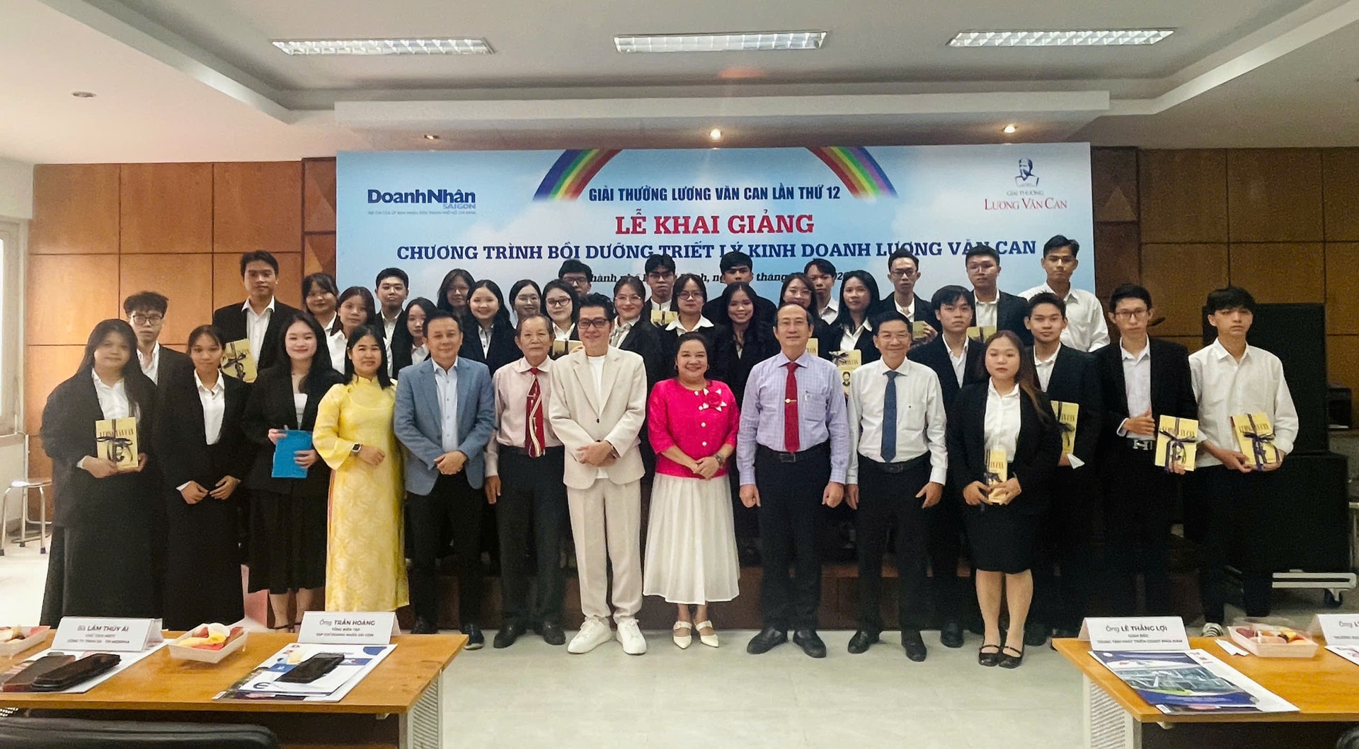 Các đại biểu, khách mời và sinh viên chụp hình lưu niệm trong Lễ khai giảng