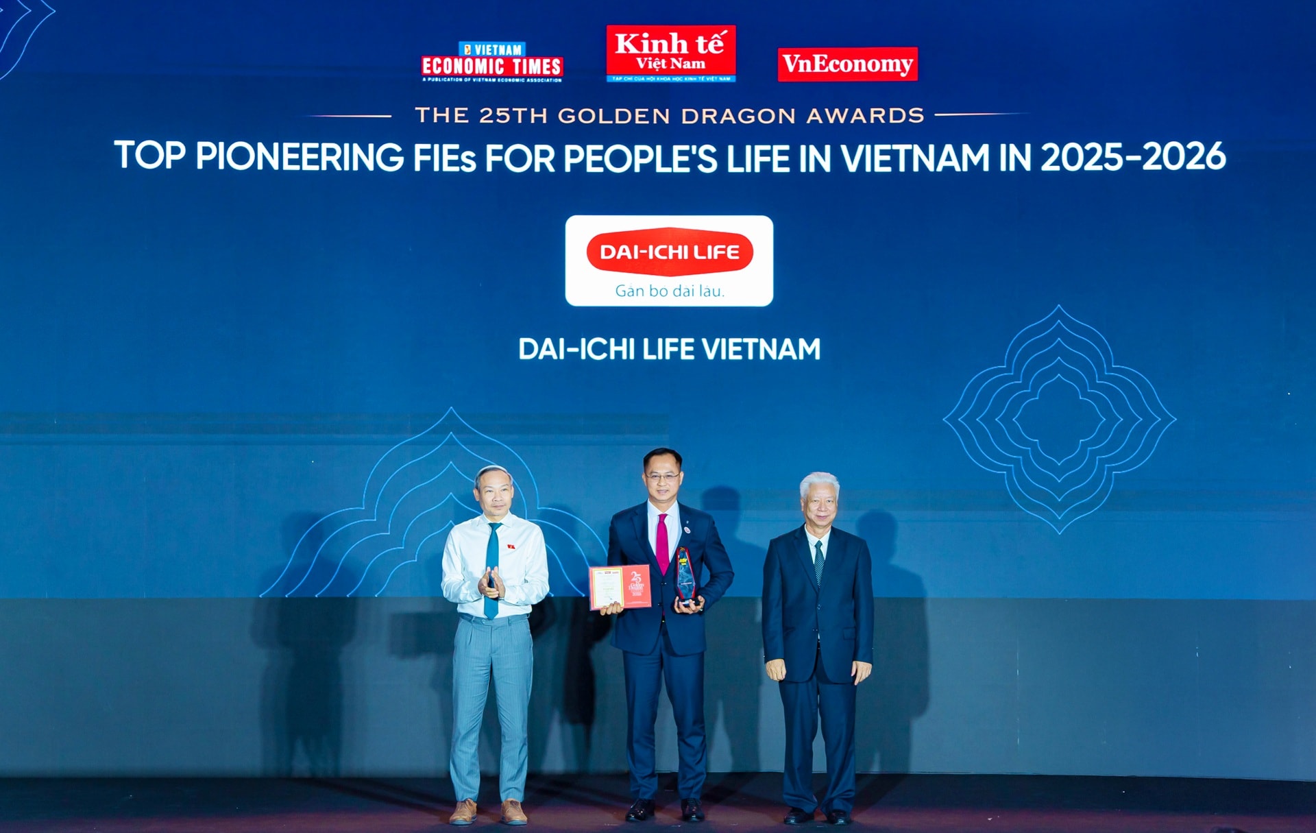 Hình 1_Ông Lê Tuấn Anh - Phó TGĐ Kênh Phân phối Mở rộng Dai-ichi Life Việt Nam nhận giải Rồng Vàng 2026