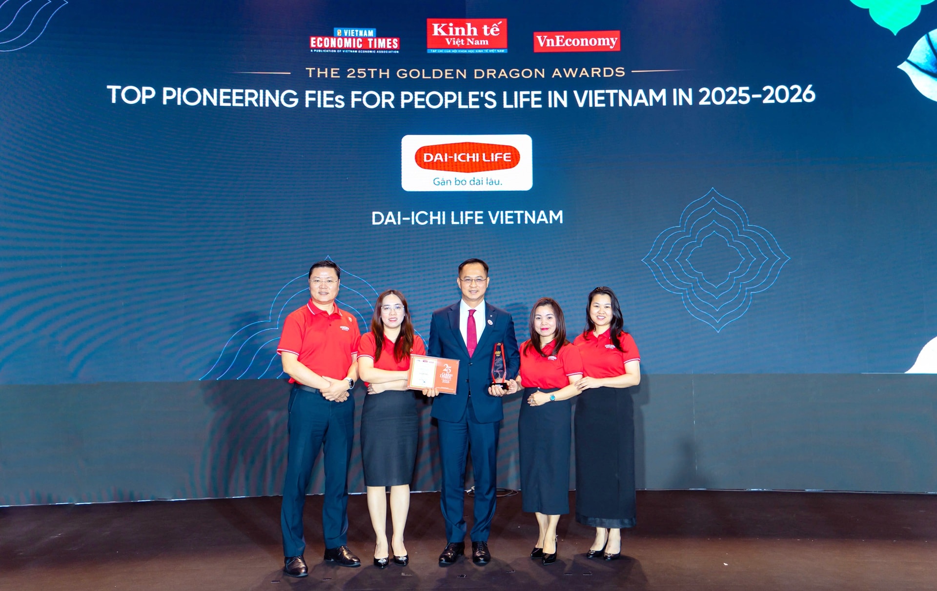 Hình 2_Đại diện Ban GĐ Dai-ichi Life VN tại Lễ trao giải Rồng Vàng 2026