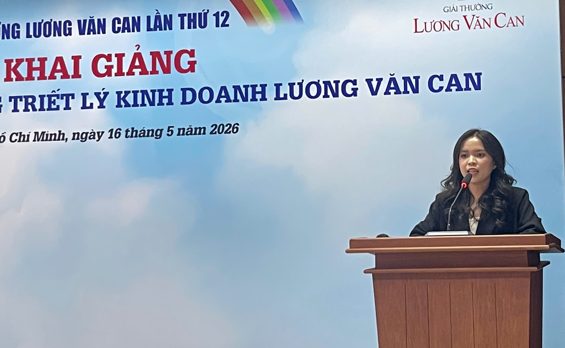 Sinh viên Hoàng Từ Anh Thư - Đại học Kinh tế TP.HCM chia sẻ hành trình đi tìm câu trả lời cho sự phát triển bền vững trong kinh doanh