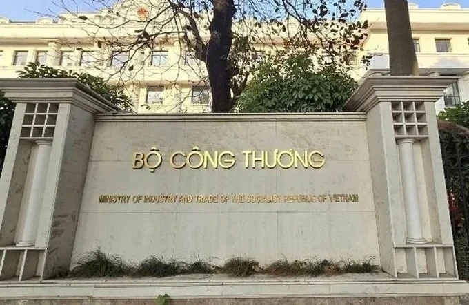 Theo dự thảo, sau khi hoàn tất việc sắp xếp, cơ cấu tổ chức của Bộ Công Thương dự kiến giảm từ 21 xuống còn 20 đơn vị cấp vụ và tương đương, giảm một đầu mối so với hiện nay. Việc điều chỉnh nhằm khắc phục tình trạng giao thoa, chồng chéo chức năng, nhiệm vụ giữa các đơn vị, đồng thời đáp ứng yêu cầu quản lý đối với các lĩnh vực ngày càng mở rộng như công nghiệp, thương mại, năng lượng và hội nhập kinh tế quốc tế. Điểm đáng chú ý trong phương án mới là đề xuất thành lập Cục Năng lượng - Dầu khí 