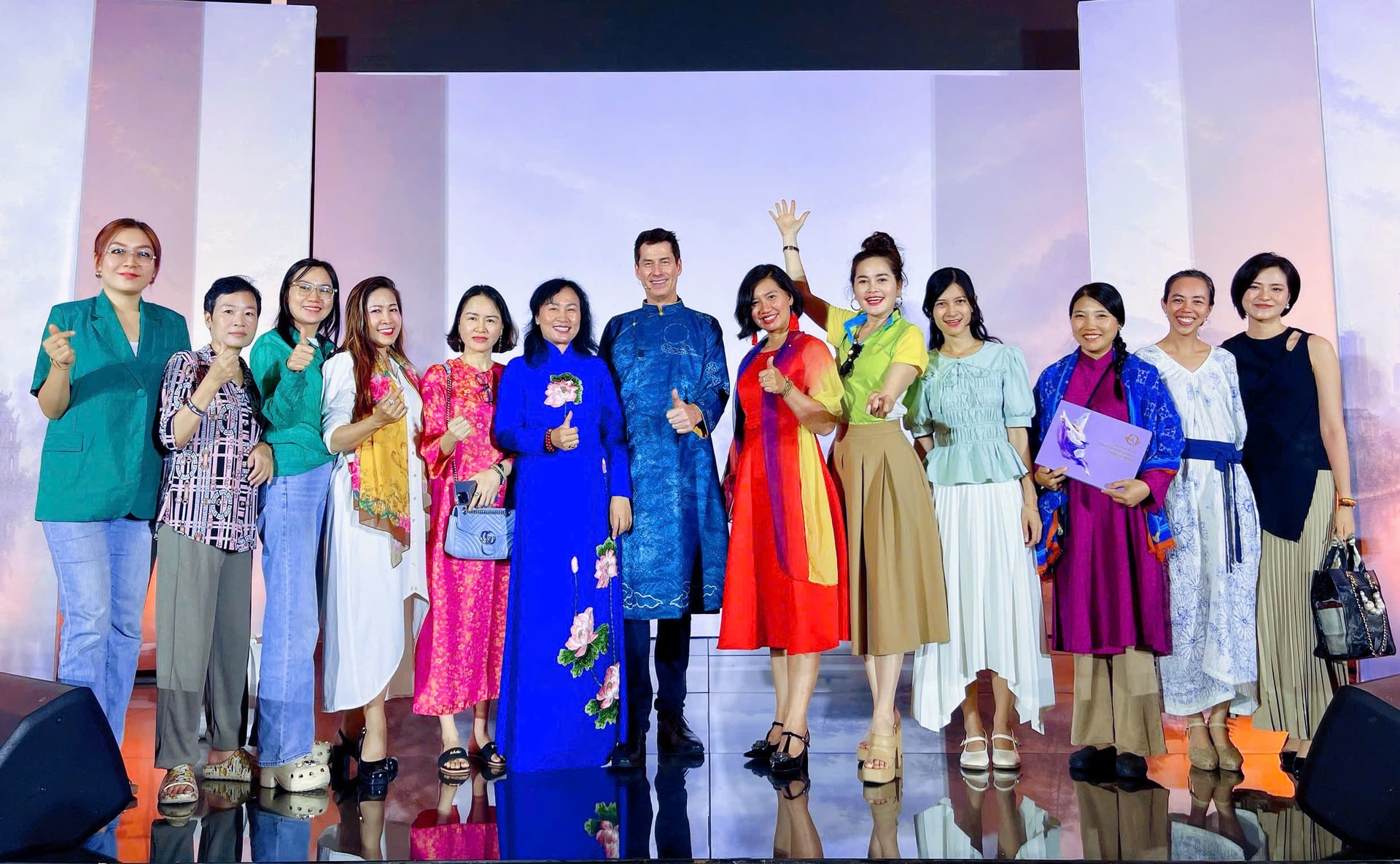 chuyên gia hiệu suất cao toàn cầu Per Bristow mặc Áo Dài Ngũ Thân Truyền Thống - Đương Đại do nhà nghiên cứu, thiết kế và nghệ nhân Hà Văn Lợi thực hiện tại chương trình “gnite The Greater You