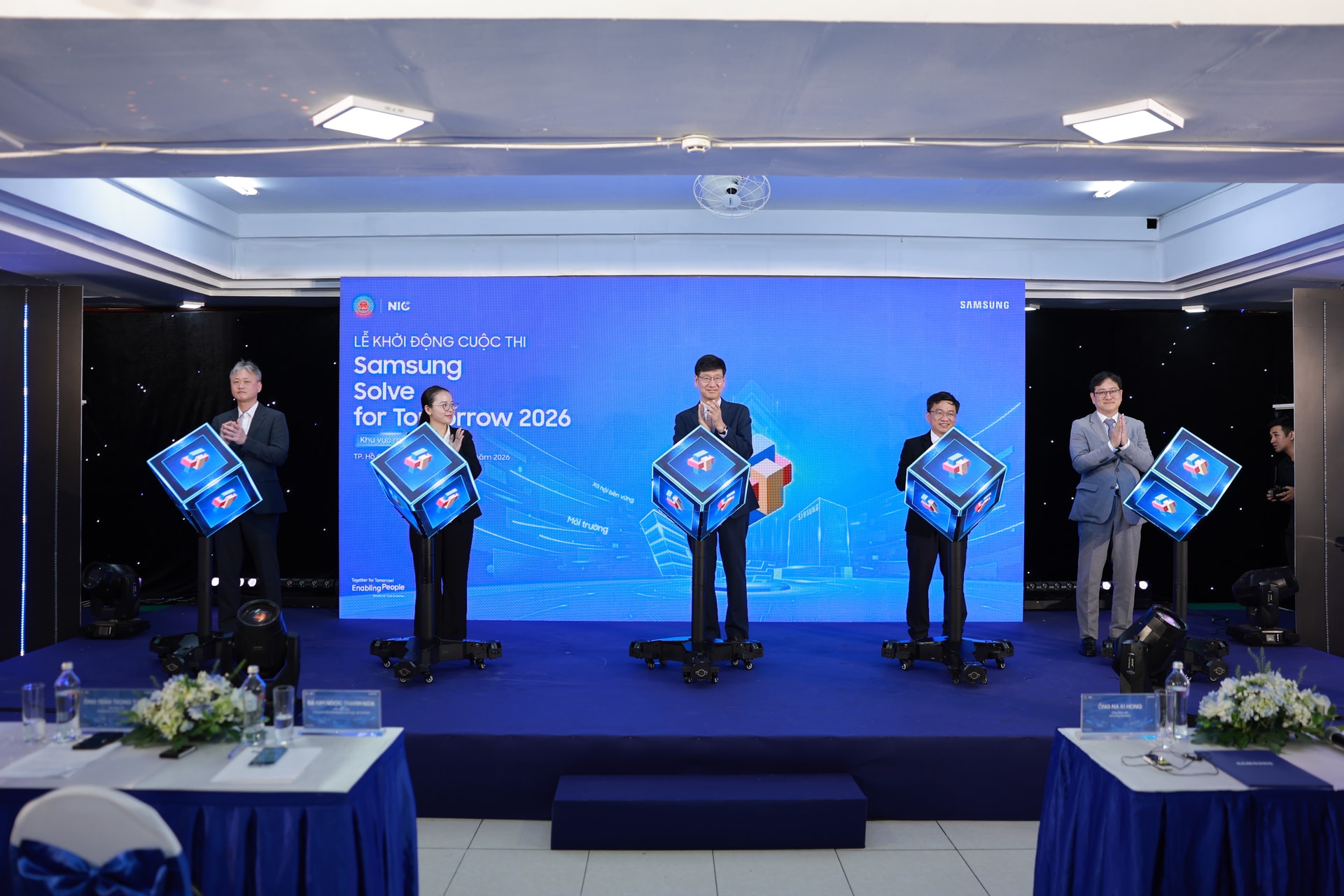 Các đại biểu thực hiện nghi thức phát động Cuộc thi tại khu vực phía Nam