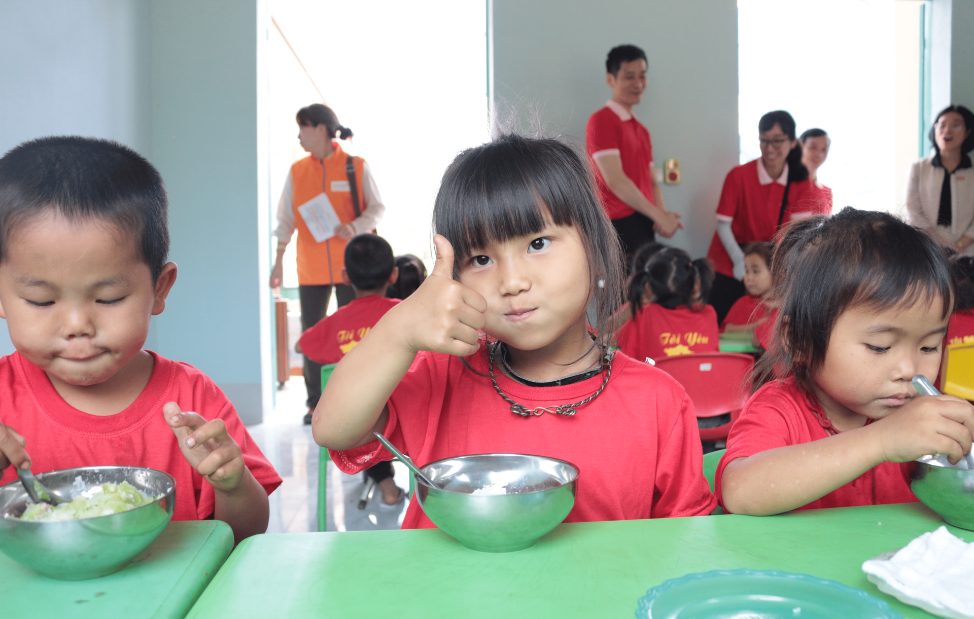 Học sinh thưởng thức bữa ăn tại trường - 1