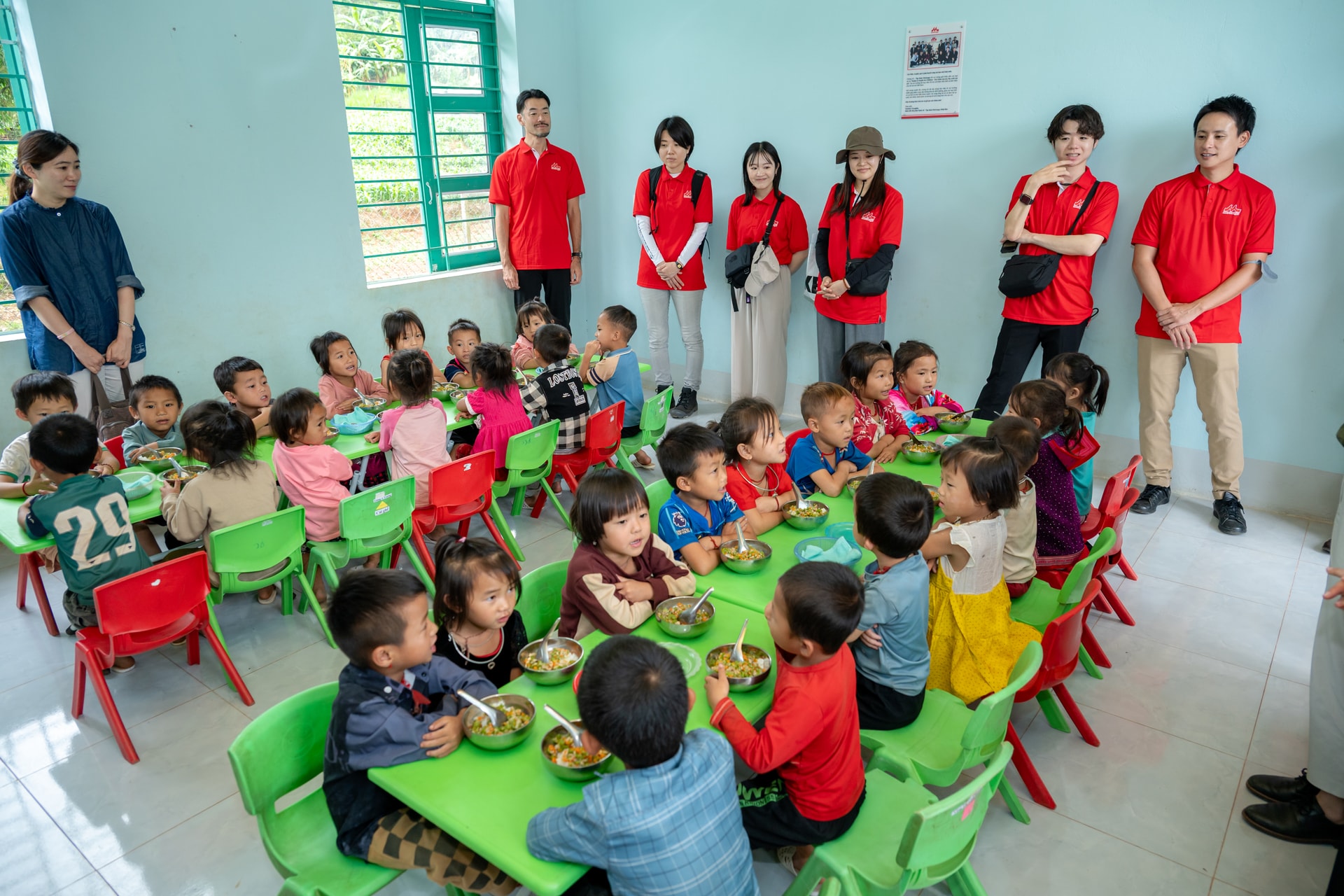 Học sinh thưởng thức bữa ăn tại trường - 3