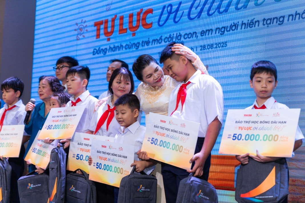 Bà Đặng Thị Kim Oanh - Chủ tịch HĐQT kiêm Tổng giám đốc Tập đoàn Kim Oanh trao Học bổng Tự lực vì chính tôi cho các em nhỏ thuộc gia đình có người thân hiến tạng nhân đạo hồi cuối năm 2025