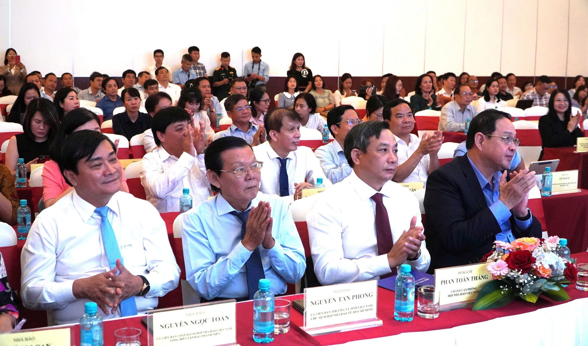Các đại biểu tham dự lễ trao giải