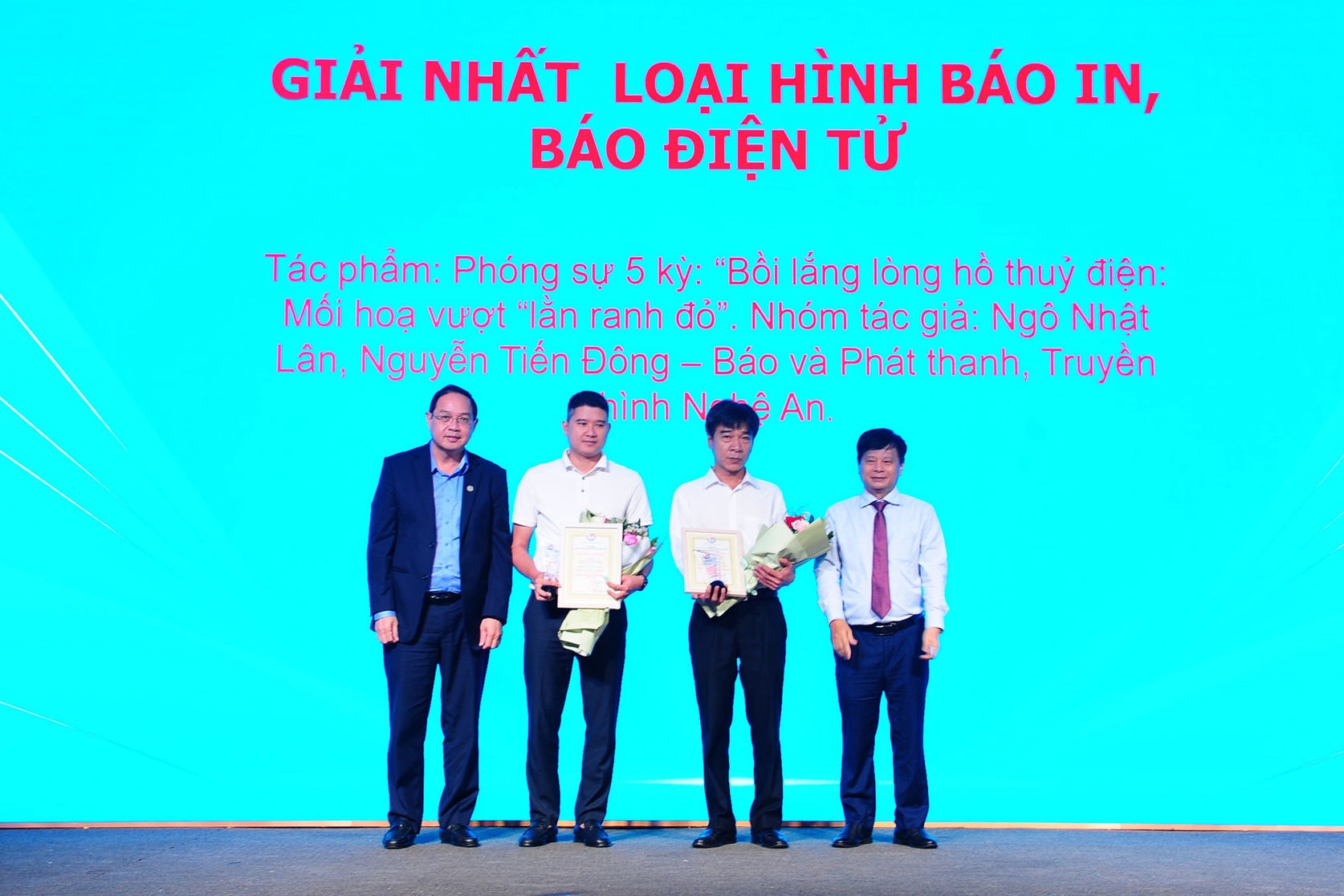 Ban tổ chức trao giải Nhất loại hình báo in - báo điện tử