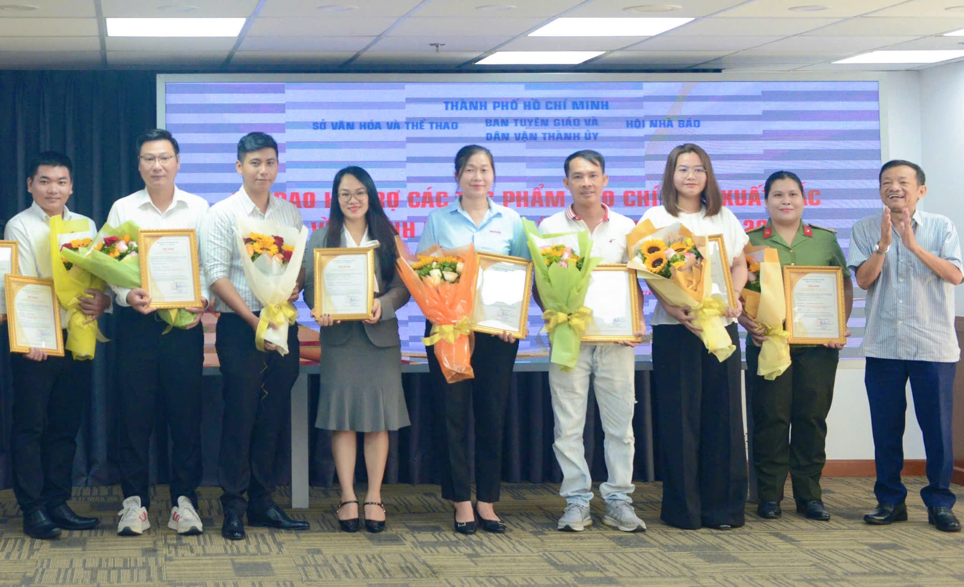 Phóng viên Vân Khánh (thứ 4 từ trái sang) được hỗ trợ ở nhóm thể loại “Tin - Ảnh” với tác phẩm “Sắc xuân rực rỡ phủ kín các khu ‘đất vàng’ TP.HCM”