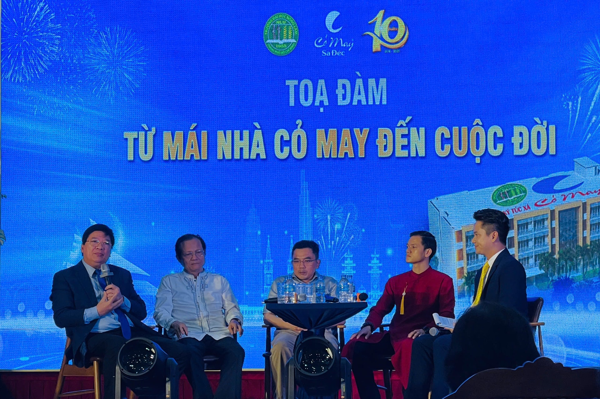 Các khách mời tham gia tọa đàm “Từ mái nhà Cỏ May đến cuộc đời”