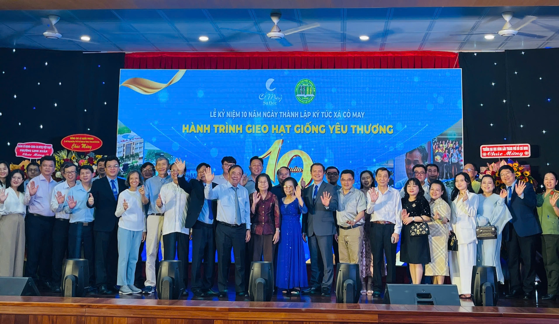 Các thầy cô, khách mời cùng chụp hình lưu niệm
