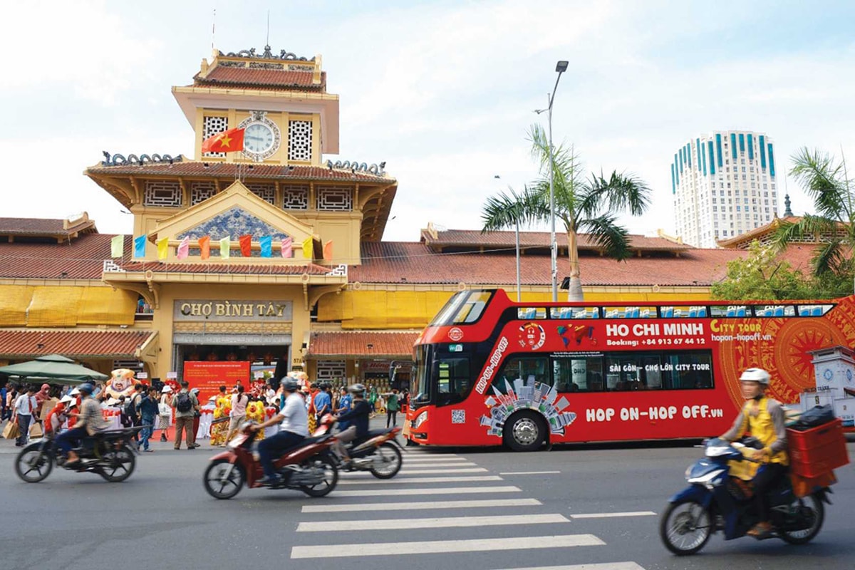 Tuyến xe buýt 2 tầng Sài Gòn - Chợ Lớn đưa du khách khám phá vẻ đẹp của một góc khác của TP.HCM
