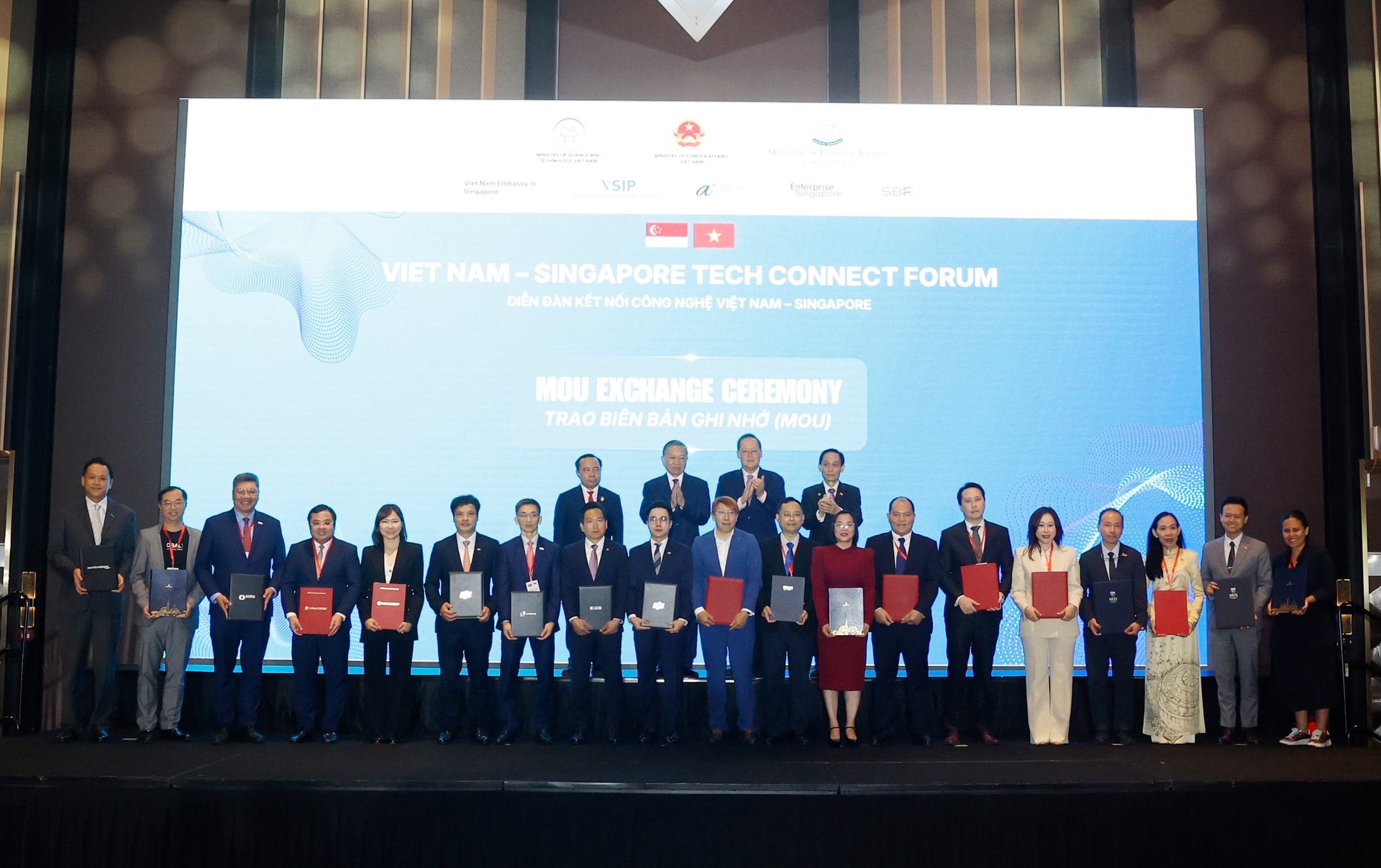 Tại Singapore, FPT ký kết hợp tác thúc đẩy chuyển đổi AI với Singapore Airport Terminal Services (SATS) và ComfortDelGro