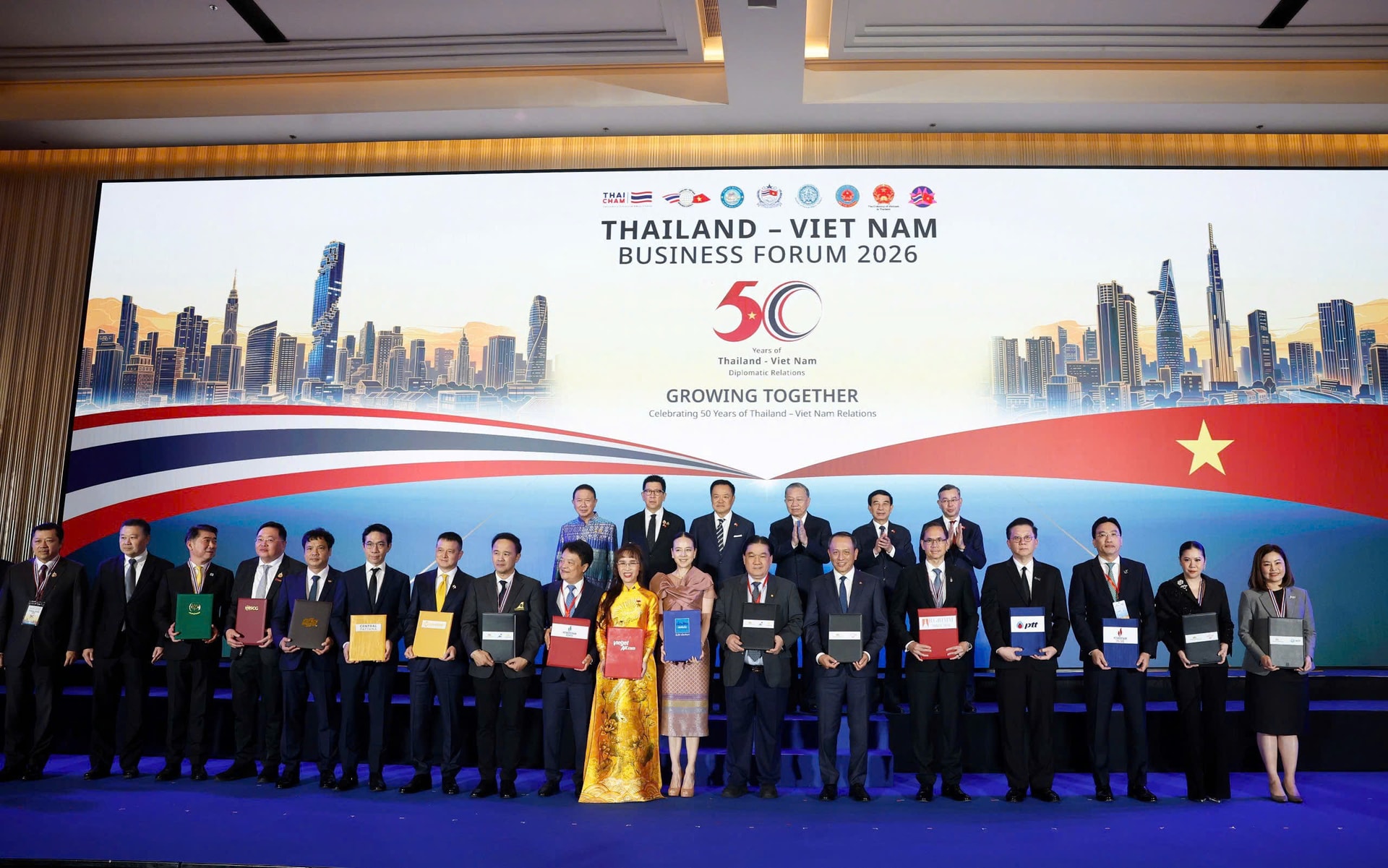 Tại Thái Lan, FPT ký Biên bản ghi nhớ hợp tác với Charoen Pokphand Foods Public Company Limited (CPF) và SCG nghiên cứu và triển khai các giải pháp chuyển đổi AI