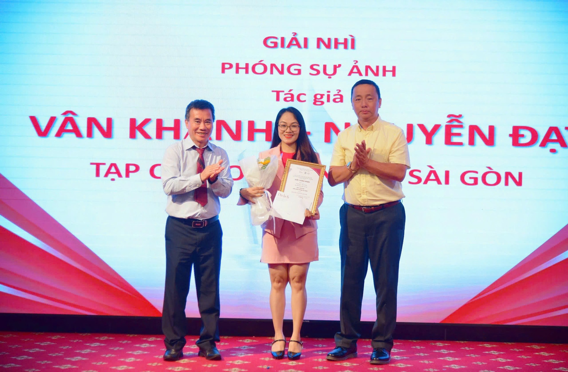 Nhóm tác giả Vân Khánh - Nguyễn Đạt (Tạp chí Doanh Nhân Sài Gòn) đạt giải Nhì thể loại Phóng sự ảnh