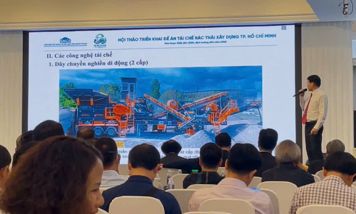 Diễn giả Phạm Văn Thắng - Chủ tịch kiêm Tổng Giám đốc VINAMAC trình bày tham luận trong sự kiện
