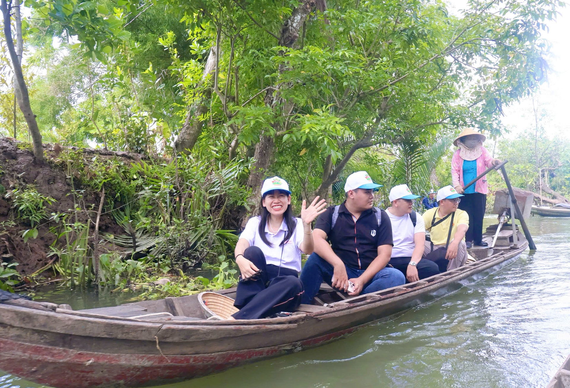 Du khách trải nghiệm chèo đò len lỏi qua các con rạch nhỏ dưới tán cây xanh trên Cù lao Tân Phong