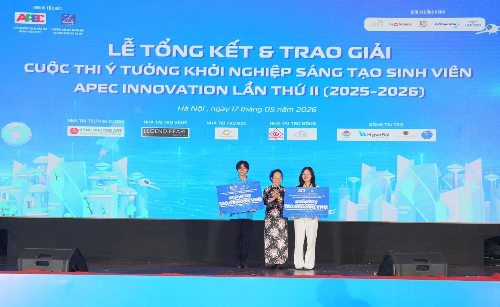 GS.TS Nguyễn Thị Doan trao học bổng trải nghiệm, giao lưu và thuyết trình tại Đại học Fullerton (Hoa Kỳ) cho 2 ý tưởng xuất sắc nhất.