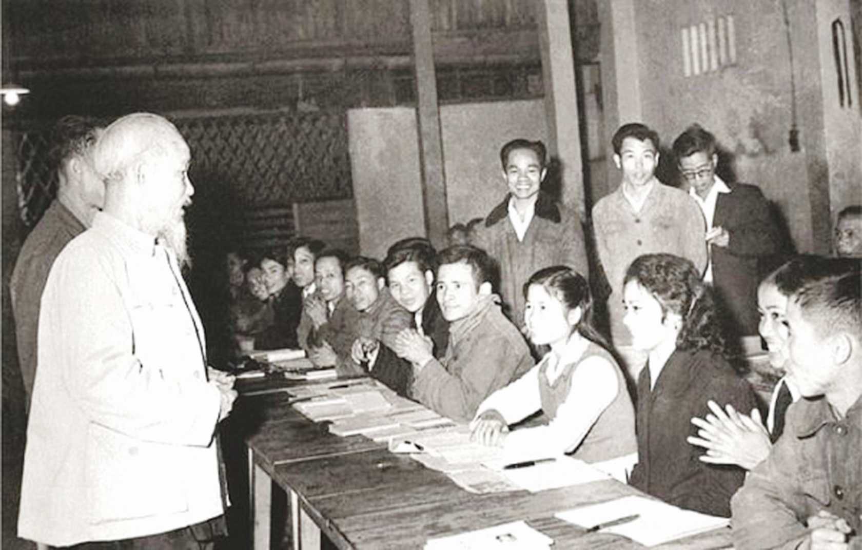 Bác thăm lớp học bổ túc văn hóa và kỹ thuật buổi tối của công nhân Nhà máy Ô tô 1-5 ngày 19_12_1963