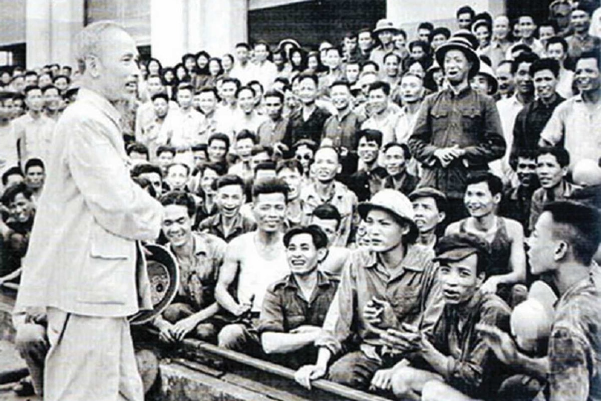 Chủ tịch Hồ Chí Minh thăm cán bộ, công nhân Nhà máy Xe lửa Gia Lâm (Hà Nội) năm 1955 copy