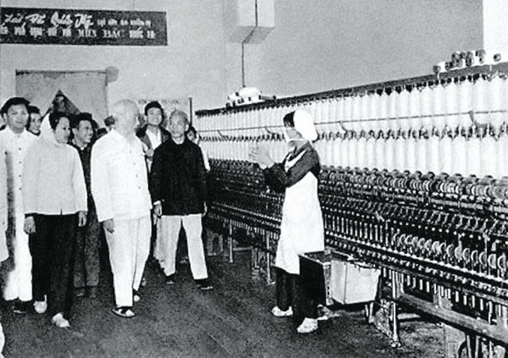 Chủ tịch Hồ Chí Minh thăm công nhân tại một nhà máy dệt