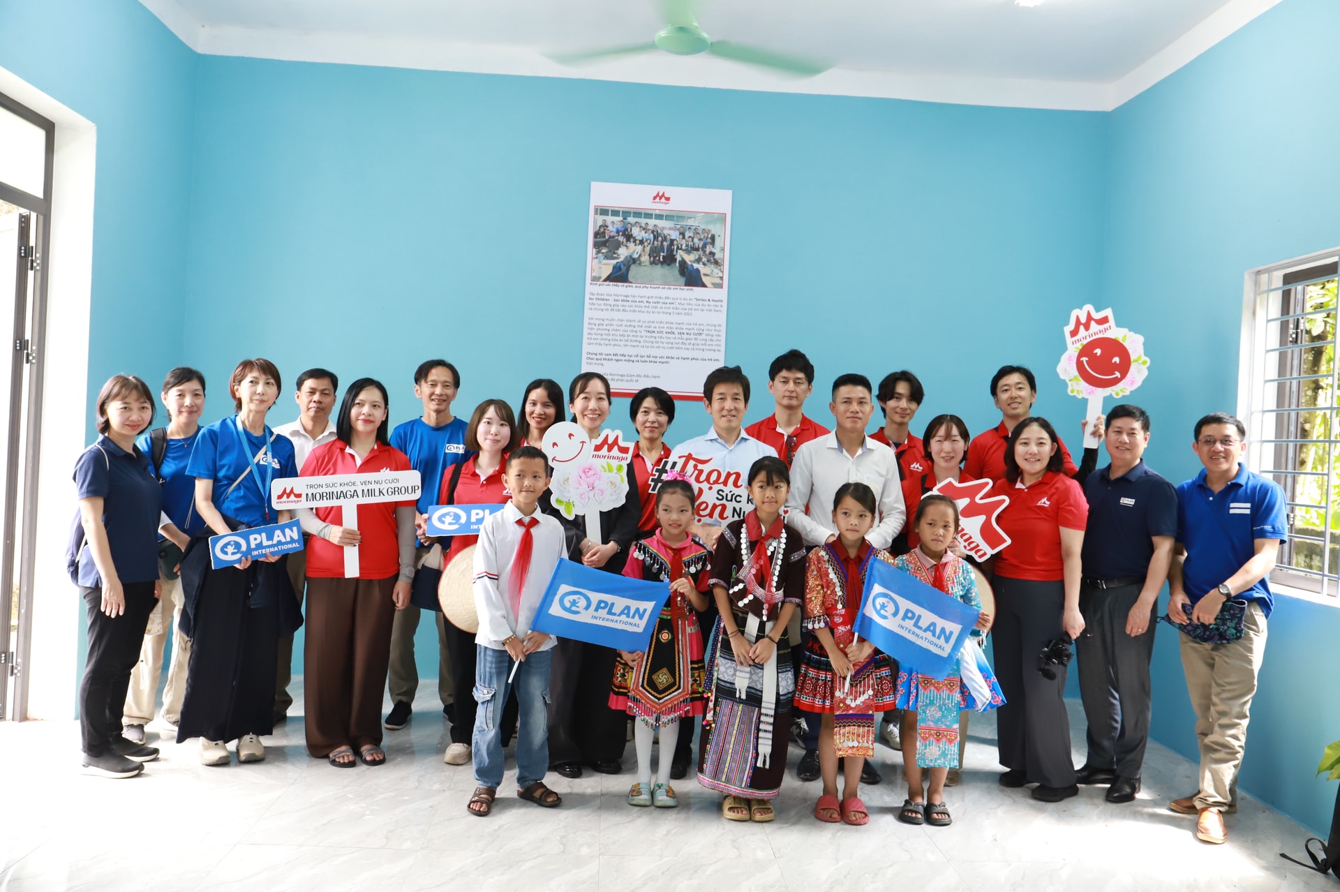 Đại diện Morinaga Milk và tổ chức Plan International chụp ảnh lưu niệm cùng các em học sinh
