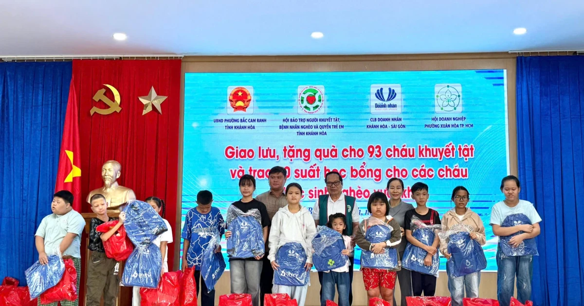 Trao quà, học bổng cho trẻ em khuyết tật và học sinh nghèo tại phường Bắc Cam Ranh và xã Cam Hiệp